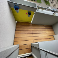 Dřevěný rošt a prkna na balkonu z tropického dřeva Garapa